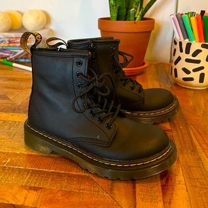 Classic Leather kid’s Doc Martens